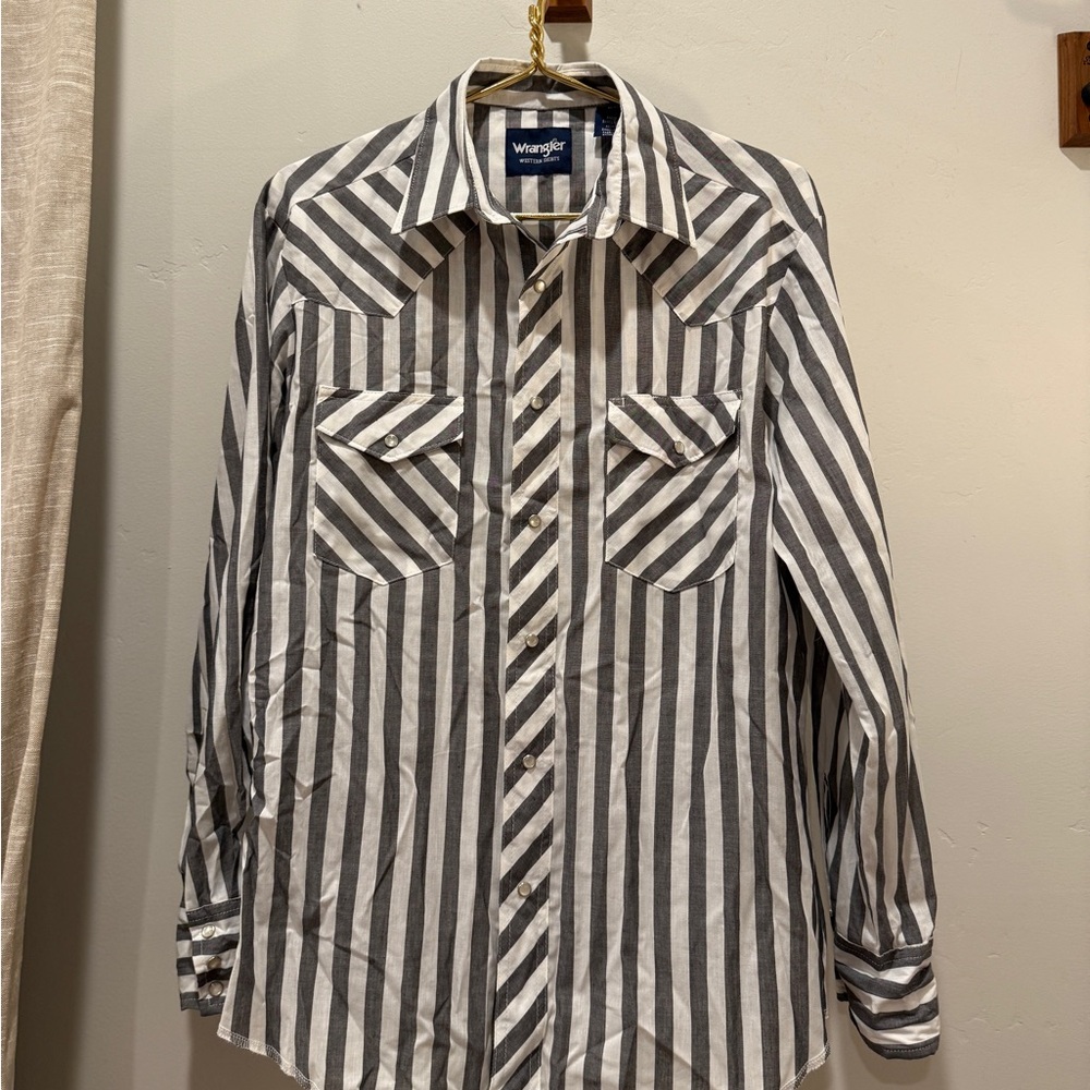 Wrangler men’s Gray and White Striped pearl snap